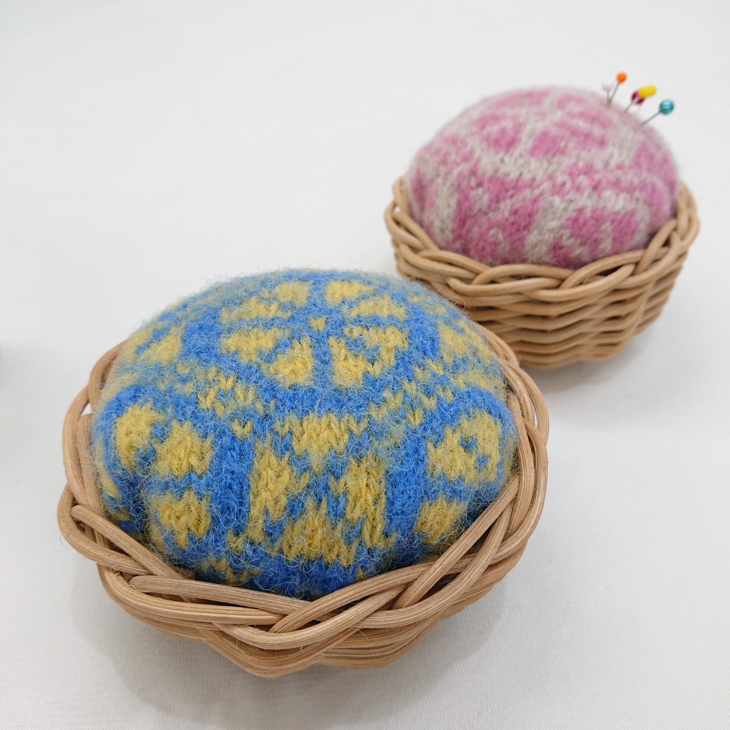 【BasketMoon×伊吹広子】 かごと編み地を編むピンクッション（金曜午後クラス）