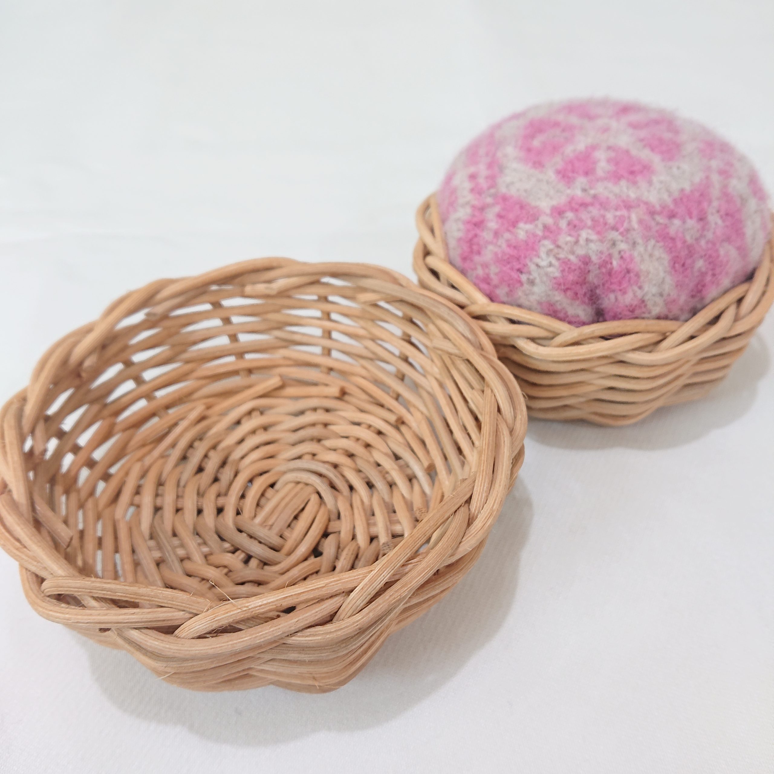 【BasketMoon×伊吹広子】 かごと編み地を編むピンクッション（土曜午前クラス）