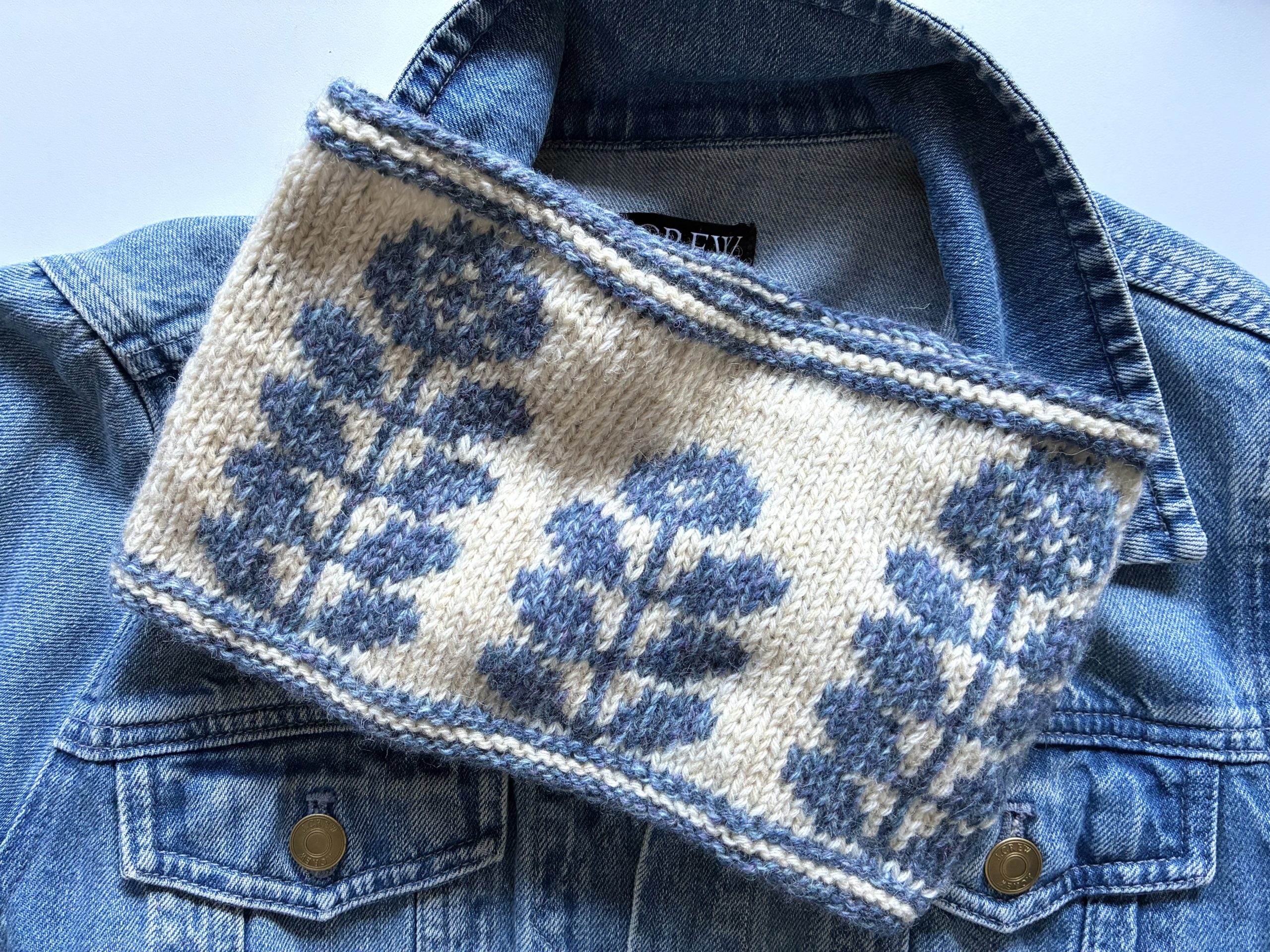 「ラダーバックジャガードで編むお花のカウル」