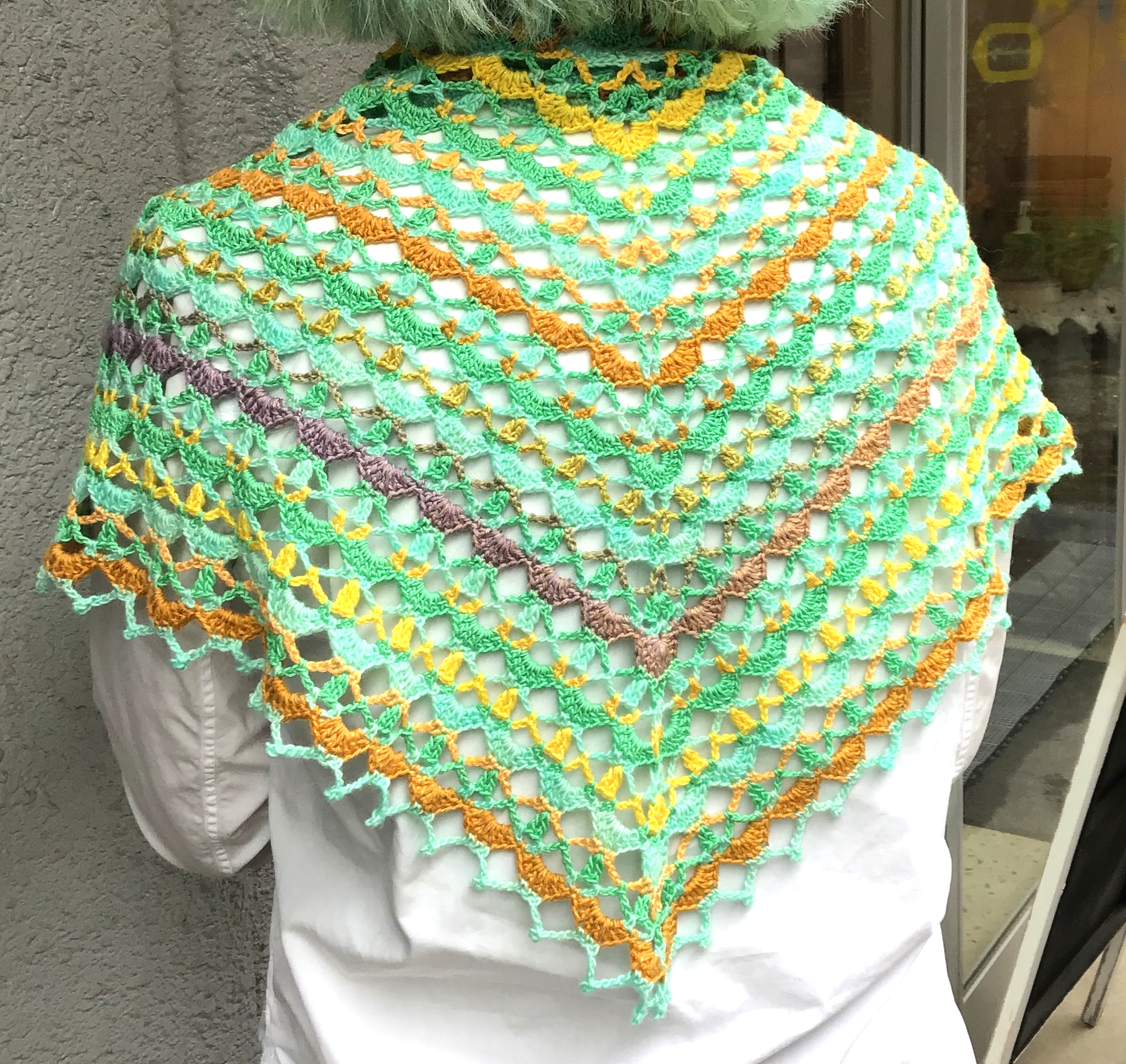 いろいろな糸で編む「かぎ針編みの三角ショール」