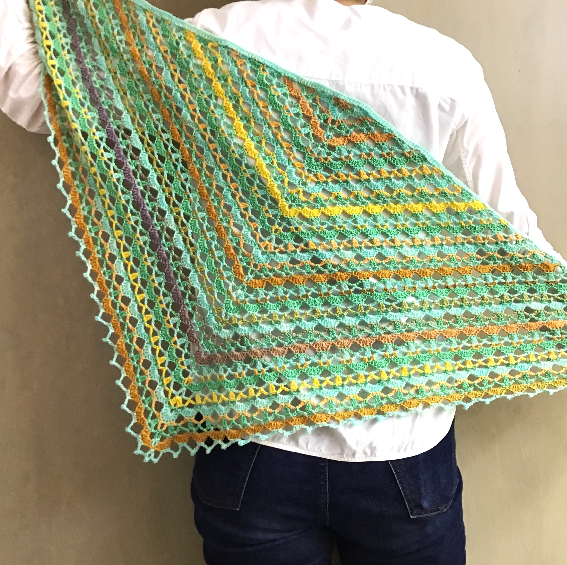いろいろな糸で編む「かぎ針編みの三角ショール」