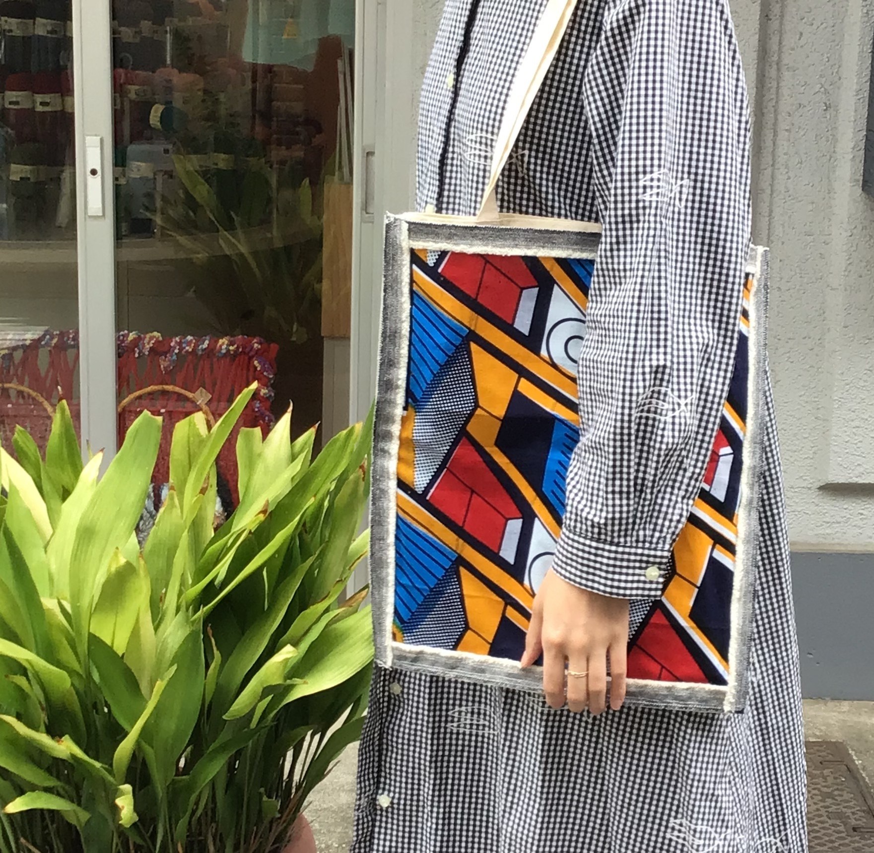 プティット・アフリケーヌ×Keito「アフリカンテキスタイルのパッチワーク風バッグ」