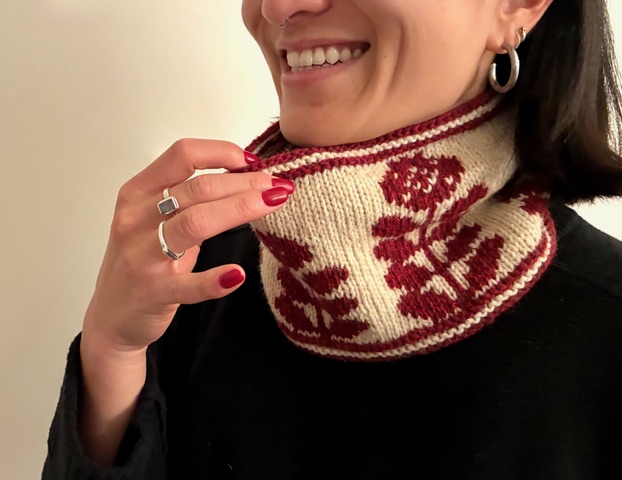 「ラダーバックジャガードで編むお花のカウル」