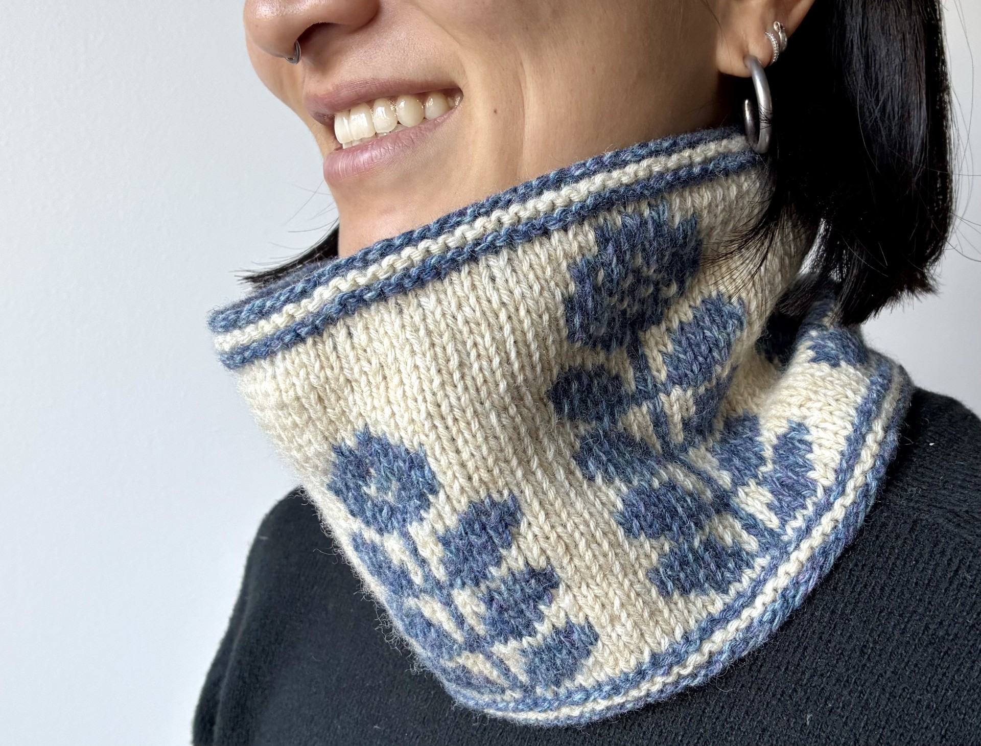 「ラダーバックジャガードで編むお花のカウル」